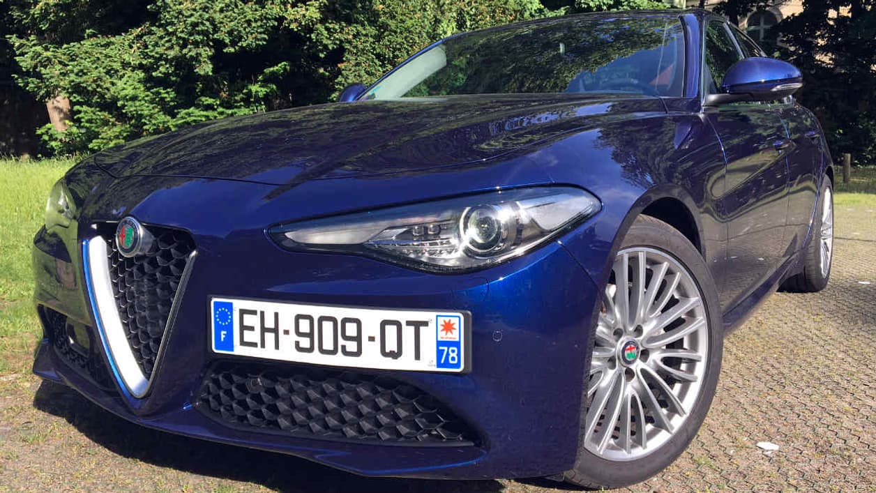 En essence, l'entrée de gamme de la Giulia fait 200 chevaux. En diesel, le plus petit moteur ne fait que 136 chevaux. En essence, l'entrée de gamme de la Giulia fait 200 chevaux. En diesel, le plus petit moteur ne fait que 136 chevaux.