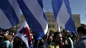 Des Grecs manifestent devant le Parlement qui doit voter le lendemain un nouveau train de mesures de rigueur