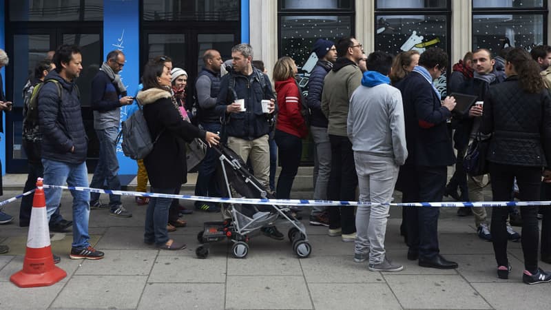 File d'attente devant un bureau de vote à Londres, le 23 avril 2017