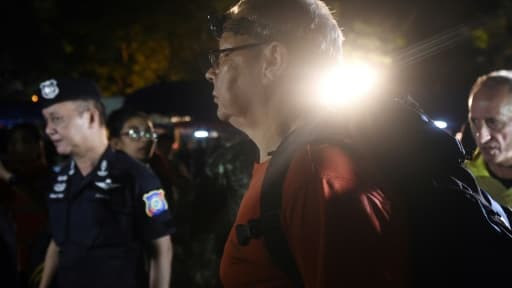 Le plongeur britannique Robert Charles Harper accompagné de membres de l'équipe de secours thaïlandaise, près de la grotte de Tham Lang, le 27 juin 2018