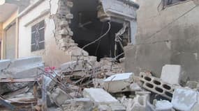 Dans le quartier Bab Amro, à Homs. Les forces syriennes ont bombardé mardi pour le onzième jour consécutif la ville de Homs et étendu leurs attaques à d'autres localités dans les environs de Damas. /Photo prise le 13 février 2012/REUTERS