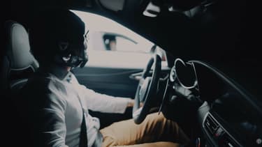 Conduire dans le noir le plus total, ça vous brancherait?