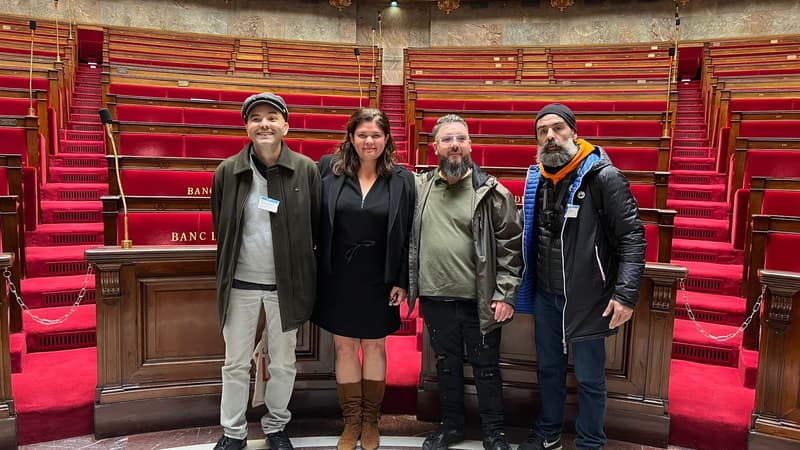 Raquel Garrido (deuxième en partant de la gauche) et une délégation de gilets jaunes, dont Jérôme Rodrigues (à droite), à l'Assemblée nationale, le 7 novembre 2022