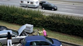 Des automobilistes sur la route des vacances font une pause, sur l'aire de repos d'Isardrôme à la hauteur de Saint-Rambert-d'Albon le 22 juillet 2007.