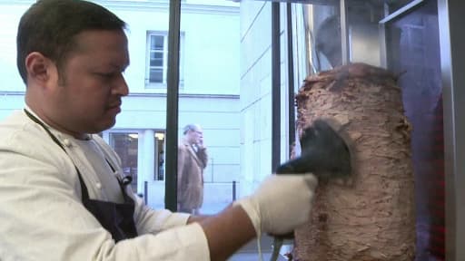 Les kebabs sont préparés avec de la viande provenant du boucher Desnoyer.
