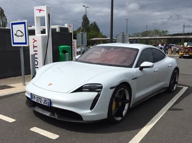 Porsche commercialise cette année sa première voiture 100% électrique, la Taycan.