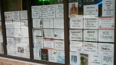 Capture d'écran d'une photo des affiches qui recouvrent la devanture du Mayhill Convenience Store publiée sur Twitter.