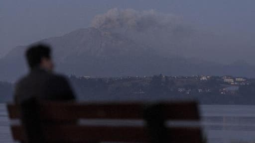 Le volcan Calbuco duquel s'échappe de la fumée, vu depuis Puerto Varas le 24 avril 2015