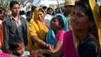Désespoir de proches des victimes d'une bousculade dans un temple de l'Uttar Pradesh, dans le nord de l'Inde. Soixante-trois personnes au moins, des enfants pour plus de la moitié d'entre elles, ont péri. /Photo prise le 4 mars 2010/REUTERS/Jitendra Praka