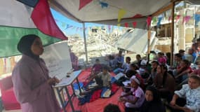 À Khan Younès, dans la bande de Gaza, une enseignante continue de donner cours à ses élèves, sous une tente.