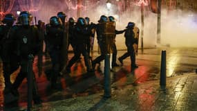 Les forces de l'ordre à Paris, le 22 décembre 2018, lors d'une manifestation de gilets jaunes.