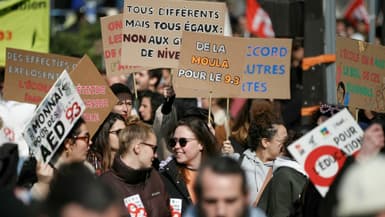 Des manifestants brandissent des pancartes alors qu'ils marchent vers le ministère de l'Éducation nationale, à Paris, le 7 mars 2024