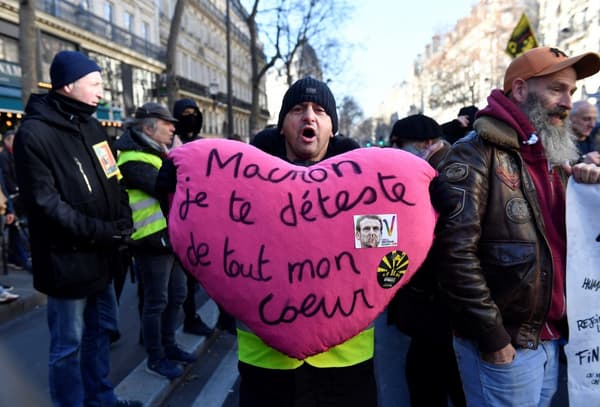 Un manifestant lors d'une manifestation contre la réforme des retraites, à Paris le 7 février 2023. Un manifestant lors d'une manifestation contre la réforme des retraites, à Paris le 7 février 2023.