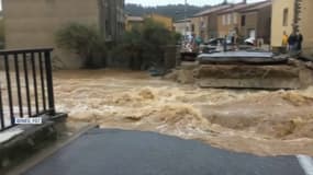 Ce pont a été emporté par la force du courant à Villegailhenc dans l'Aude