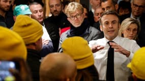 Le chef de l'État Emmanuel Macron entouré des ministres et des agriculteurs pendant le débat lancé au Salon de l'agriculture.