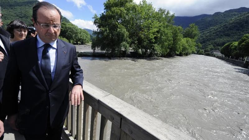 François Hollande dans le village de Saint-Béat, en Haute-Garonne, touché par des inondations. Une mission interministérielle se rendra mercredi sur les lieux des inondations qui ont frappé le département les 18 et 19 juin afin de débloquer une avance de