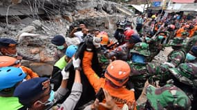 Les secouristes recherchant des victimes du tremblement de terre qui a eu lieu à Lombok le 8 août dernier en Indonésie. (Photo d'illustration)