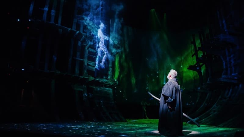 Prospero face à Ariel.