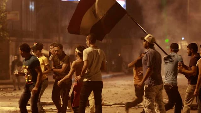 Affrontements entre manifestants et forces de l'ordre au Caire, près de l'ambassade des Etats-Unis, dans la nuit de vendredi à samedi. La police anti-émeutes a bouclé samedi le quartier de la mission diplomatique américaine dans la capitale égyptienne et