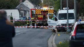 Les pompiers présents sur le site du crash de l'ULM survenu samedi après-midi à Loches (Indre-et-Loire).