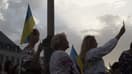 Des milliers d'Ukrainiens rassemblés sur la place de la Vieille ville de Varsovie, le 24 août 2022.