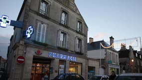 Le laboratoire Marette, mis en cause dans le décès de nourrissons à Chambéry, se trouve dans le bâtiment de cette pharmacie à Courseulles-sur-Mer