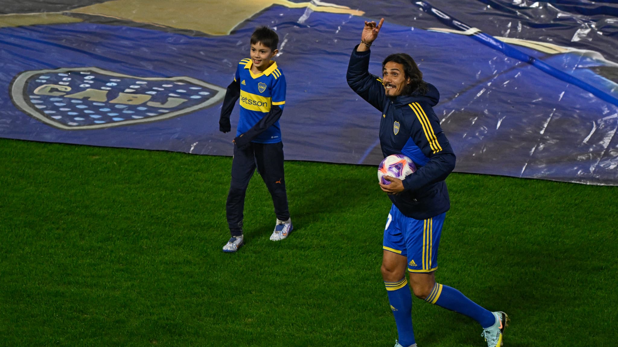 Boca Juniors Cavani présenté dans une ambiance de feu à la Bombonera