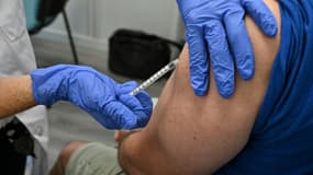 Les vaccins bivalents sont attendus avec l'espoir de disposer de meilleurs boucliers contre le Sars-CoV2, avant de nouvelles vagues redoutées cet automne et en hiver