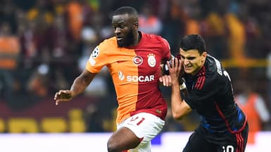 Tanguy Ndombele au duel avec Mohamed Elyounoussi lors d'un match de Galatasaray en Ligue des champions, septembre 2024