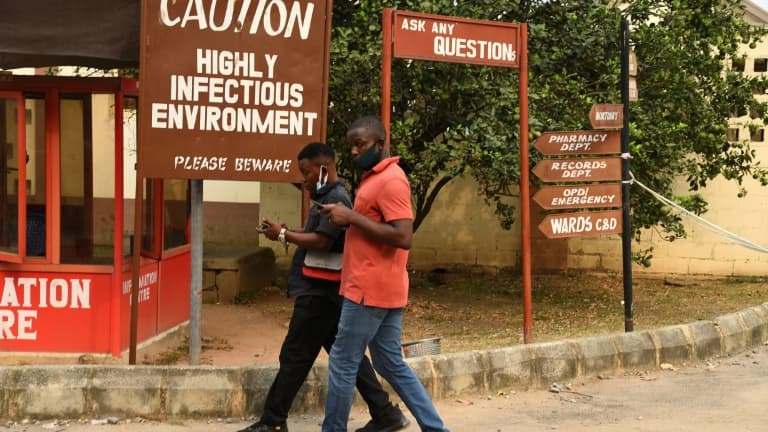 Une pancarte avertit les visiteurs d'une zone hautement contagieuse à l'hôpital des maladies infectieuses de Yaba, à Lagos, le 22 janvier 2021