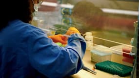 Une technicienne prépare le séquençage du génome du Sars-CoV-2 dans un laboratoire de l'Institut Wellcom Sanger, le 22 janvier 2021 à Hinxton, au Royaume-Uni