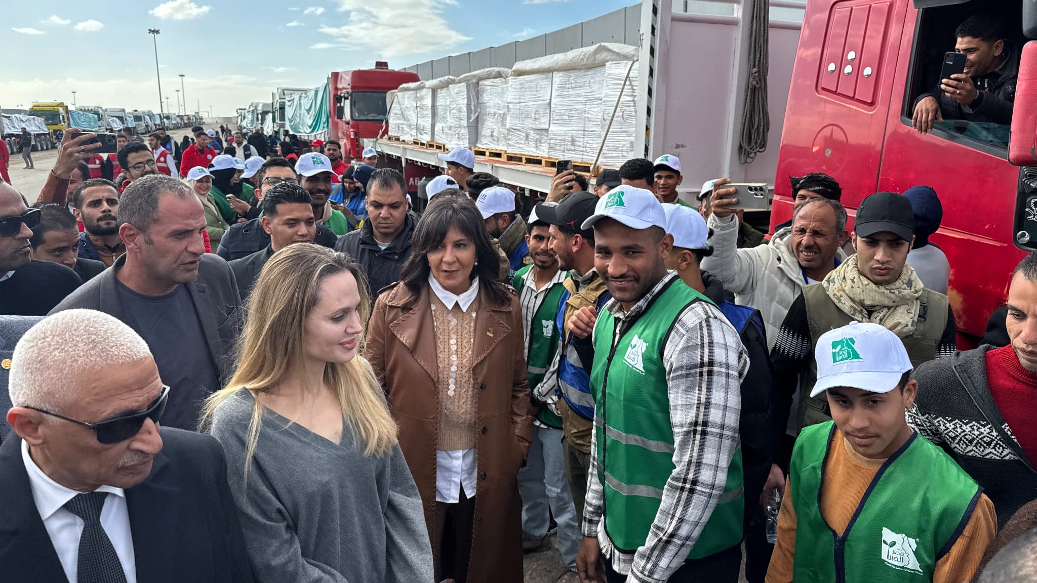 L'actrice américaine Angelina Jolie s'entretient avec des employés d'organisations humanitaires au poste frontière égyptien de Rafah, dans le cadre de sa visite au gouvernorat du Nord-Sinaï, le 2 janvier 2026.
