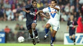 Jay-Jay Okocha (à gauche) avec le PSG face à Alessandro Calori et Brescia en match aller de la finale de la Coupe Intertoto 2001