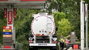 Un camion citerne ravitaille une station  service, le 5 octobre 2022 à Genech