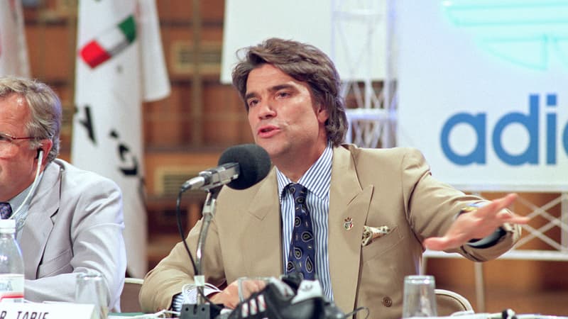 Photo de Bernard Tapie, président de BTF, prise le 7 juillet 1990 à Rome lors d'une conférence de presse pendant laquelle il annonce que son groupe Bernard Tapie Finance a acheté 80 % de la firme allemande d'articles de sports Adidas.