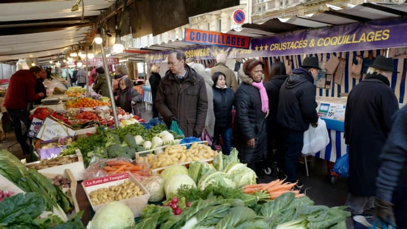 Face à l'inflation alimentaire, les clients se ruent sur les invendus des fins de marchés