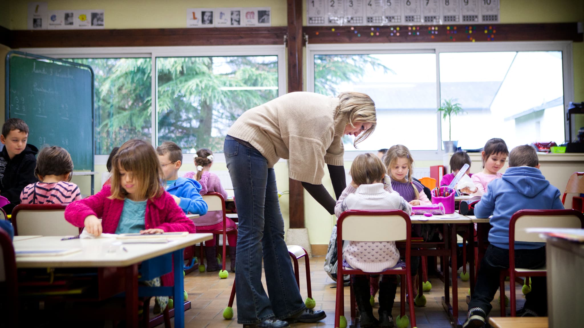 Une enseignante au milieu de ses élèves de primaire à Cerny (Essonne). Une enseignante au milieu de ses élèves de primaire à Cerny (Essonne).
