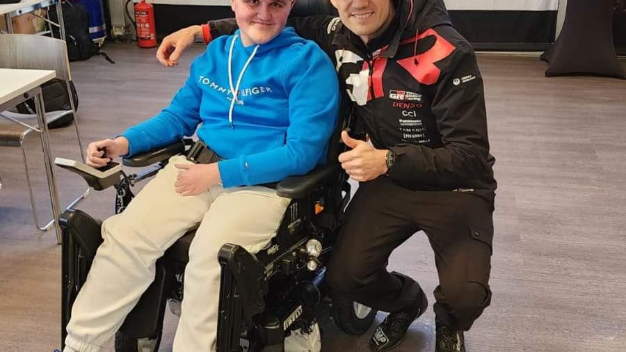 Guillaume, un jeune fan de rallye, a rencontré Sébastien Ogier avant le shakedown du 93e Rallye Monte-Carlo.