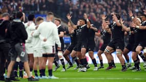 Les Néo-Zélandais effectuent le haka avant le test-match face à l'Angleterre à Twickenham, le 2 novembre 2024.