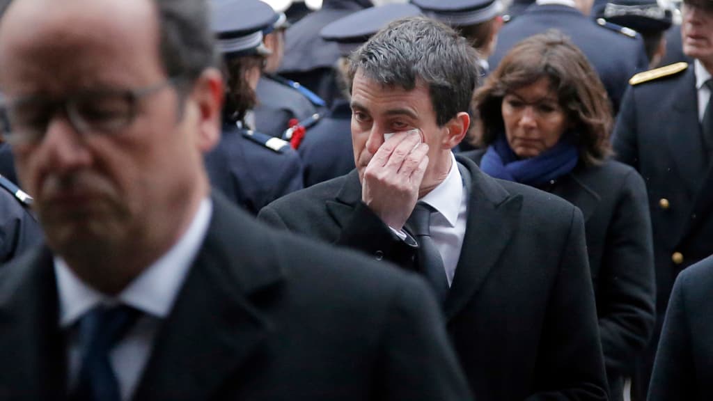 Manuel Valls sèche ses larmes lors d'une cérémonie en hommage aux policiers abattus lors des attentats. Manuel Valls sèche ses larmes lors d'une cérémonie en hommage aux policiers abattus lors des attentats.