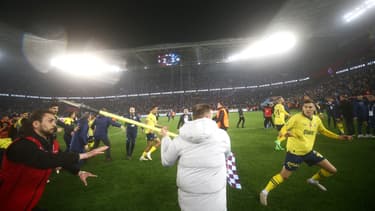 Un supporteur de Trabzonspor menace de frapper un joueur de Fenerbahçce avec un poteau de corner, le 17 mars 2024