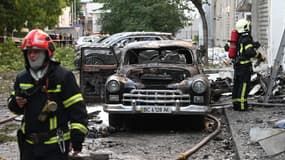 Des pompiers intervenant après l'attaque de drones russes à Lviv, en Ukraine, ce samedi 12 juillet 2025.
