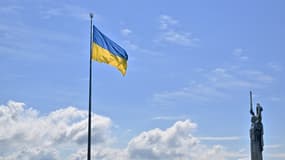 Le drapeau ukrainien et le monument de la Mère Patrie (à droite) à Kiev, le 23 août 2025.