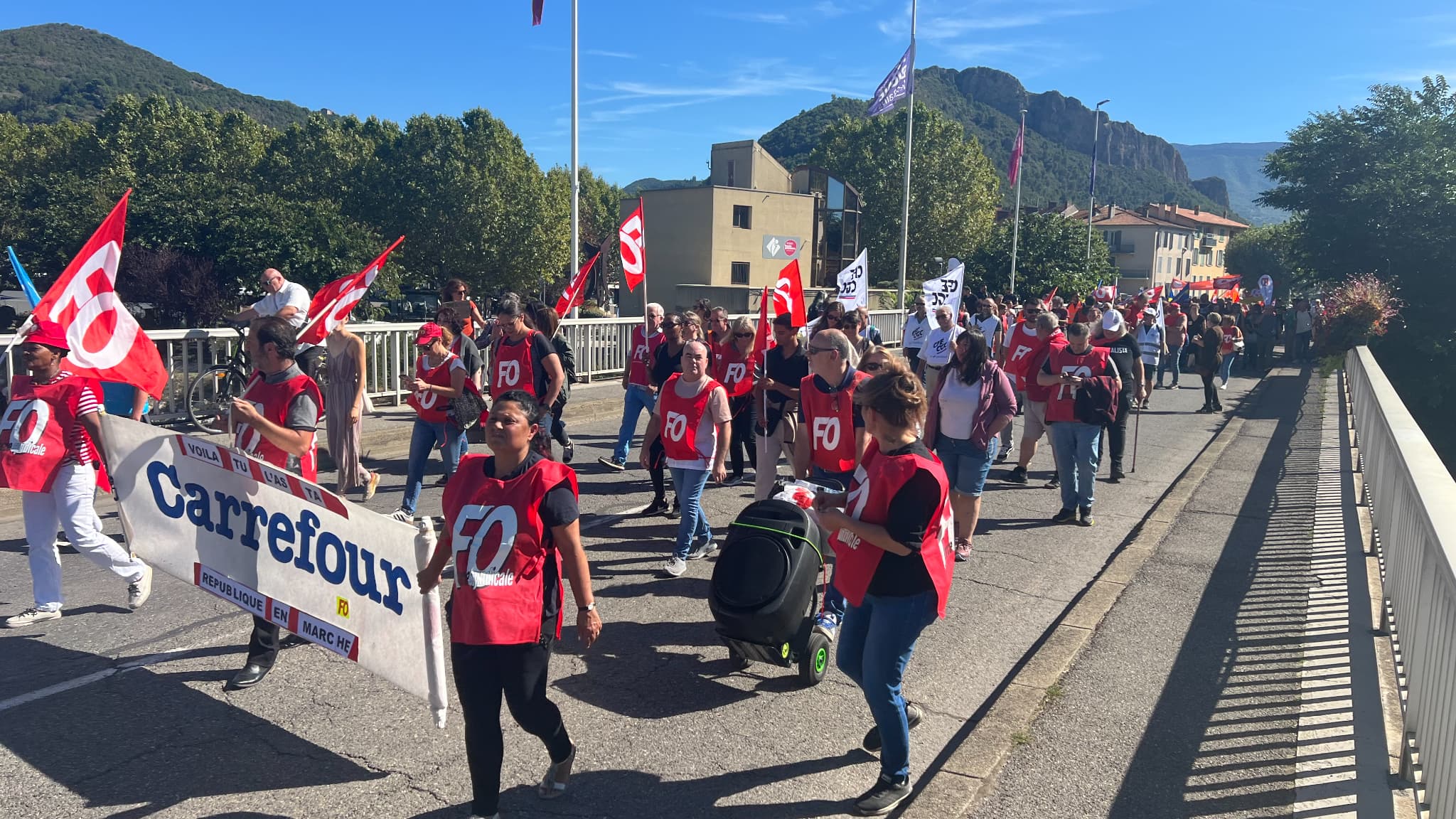 A Digne-les-Bains, les manifestants ont défilé entre les deux ponts situées à l'entrée de la ville