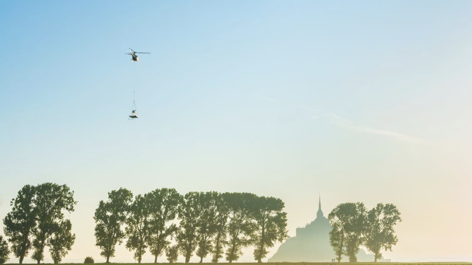 Le cheval de métal, nommé Zeus, hélitreuillé au mont Saint-Michel, le mercredi 9 juillet 2025. Le cheval de métal, nommé Zeus, hélitreuillé au mont Saint-Michel, le mercredi 9 juillet 2025.