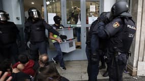 Des policiers saisissent des urnes à Barcelone, au matin du référendum, le 1er octobre. 