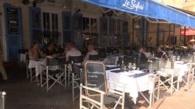 Une terrasse de restaurant à Nice en août 2024 sous 32°C de température ressentie