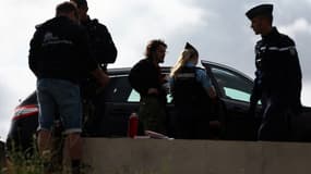 Les forces de l'ordre contrôlent des manifestants qui arrivent au Village de l'eau à Melle