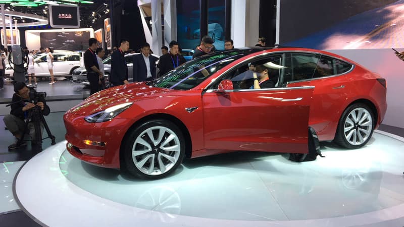 La Tesla Model 3, qui pose tant de problèmes de production à Elon Musk, exposée en avril au salon automobile de Pékin (Chine).