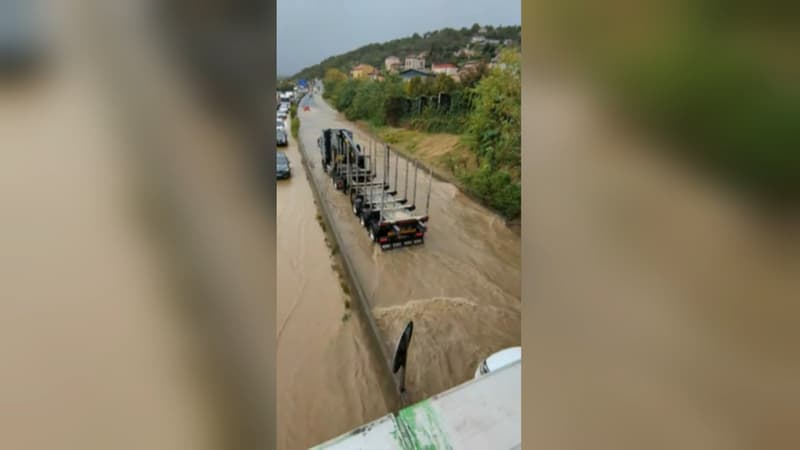 Intempéries: les images des inondations dans la zone commerciale de Givors et sur l'A47 (1/1)